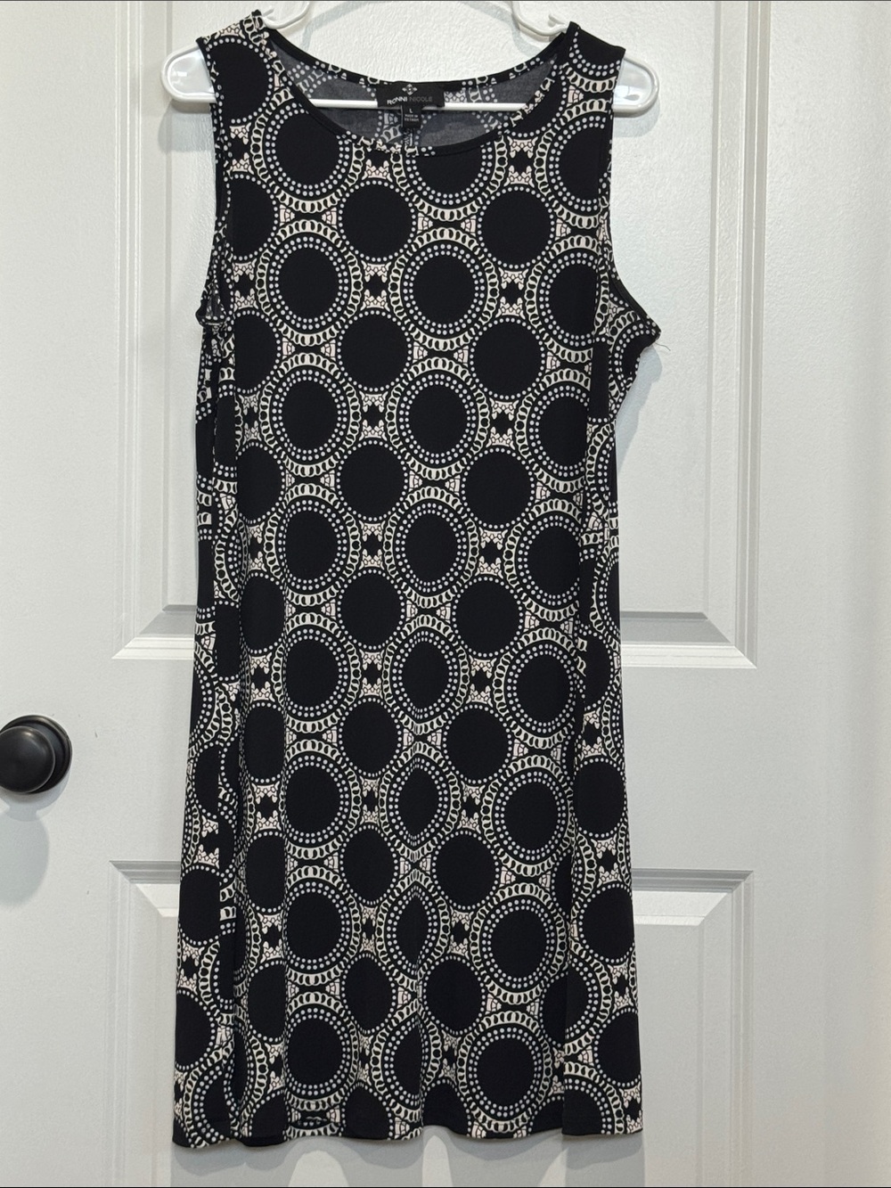 Ronni Nicole Black and White Geometric Circle Print Shift Dress